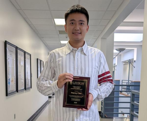 dapeng chen receiving award