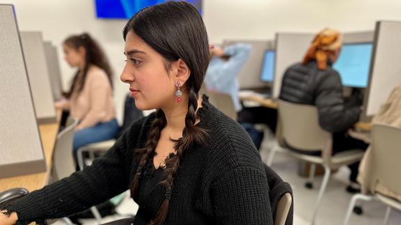 student in the Behavioral Research Lab at Lehigh Business